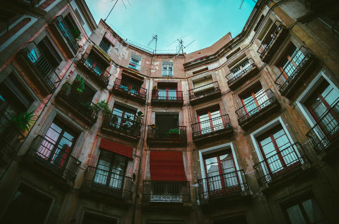 Barcelona abre una nueva convocatoria de ayudas para la rehabilitación de edificios y la instalación de ascensores