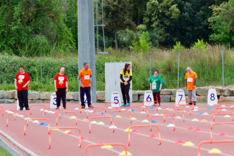 Els participants de la prova de 80 metres a punt per la sortida